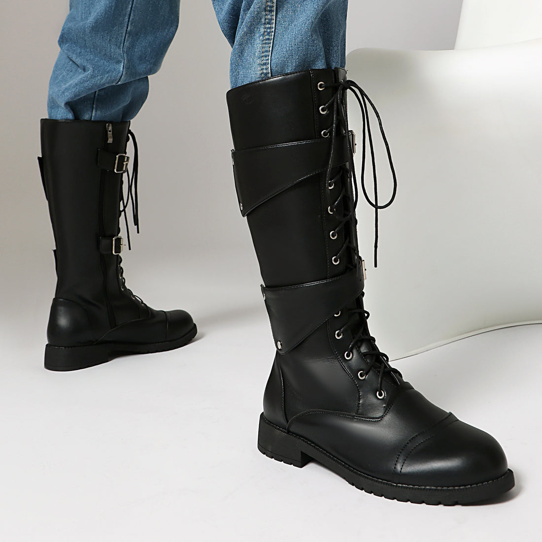 Herren-Stiefel mit Schnallen und Schnürung