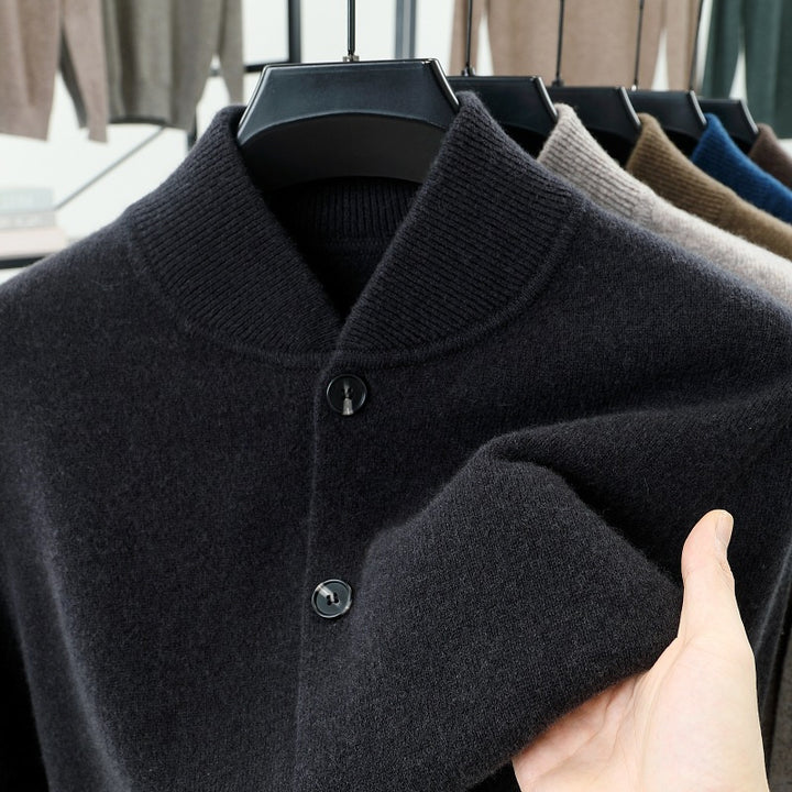 Herren-Strickjacke mit Stehkragen und Knöpfen