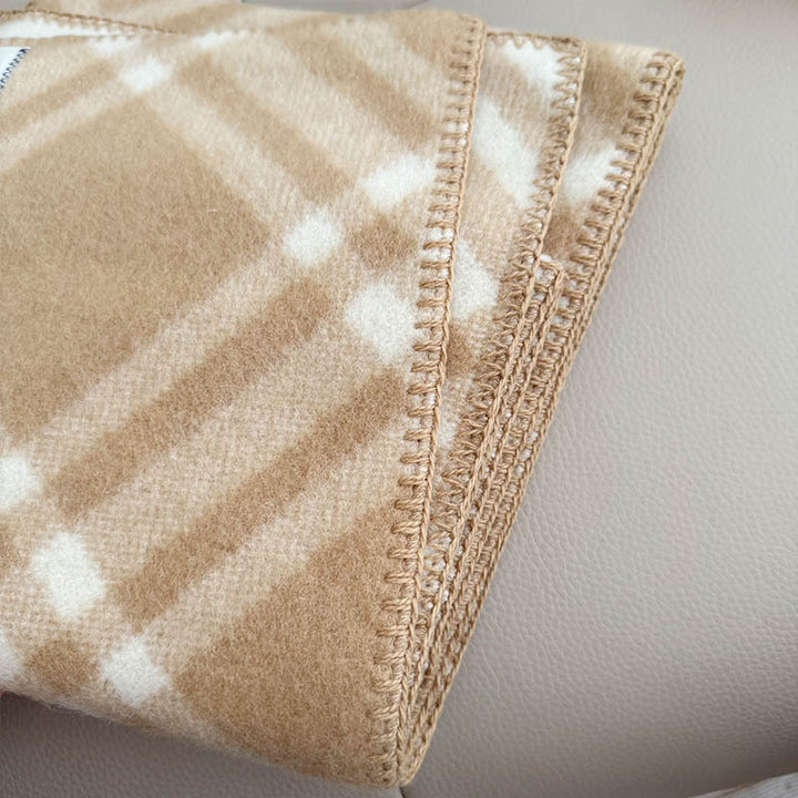 Wollschal mit geometrischem Muster