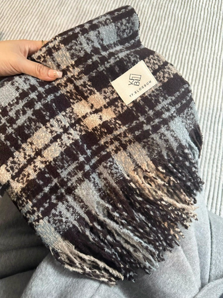Gestrickter Winterschal mit Bärenmotiv