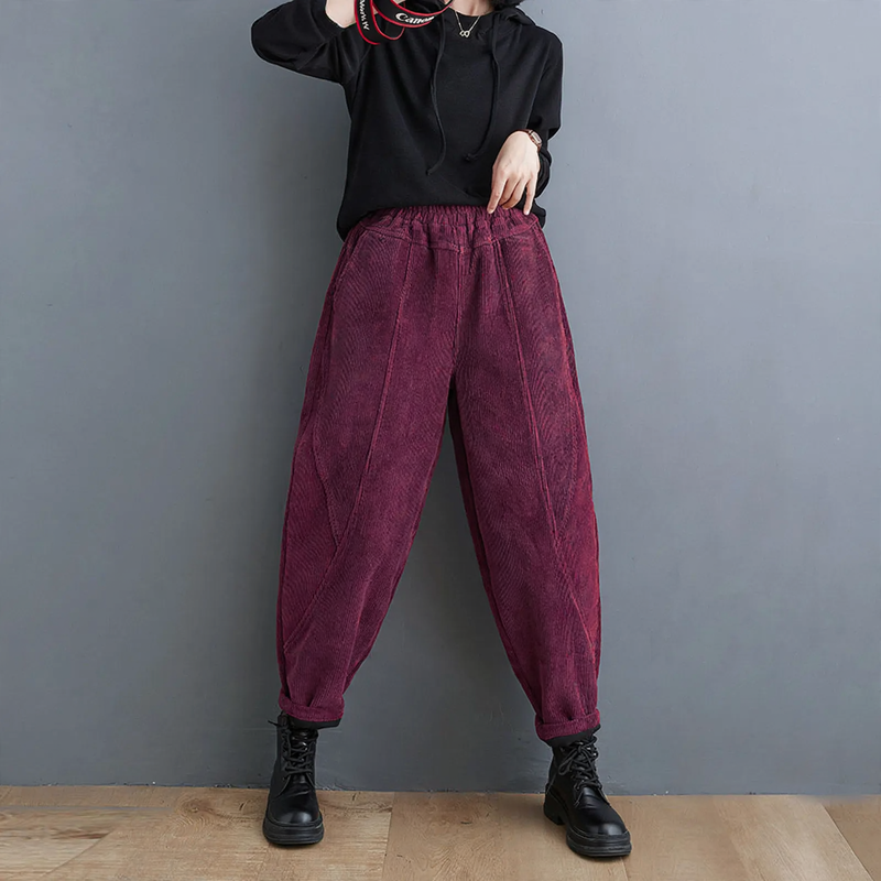 Gefütterte Cord-Karottenhose mit elastischem Bund