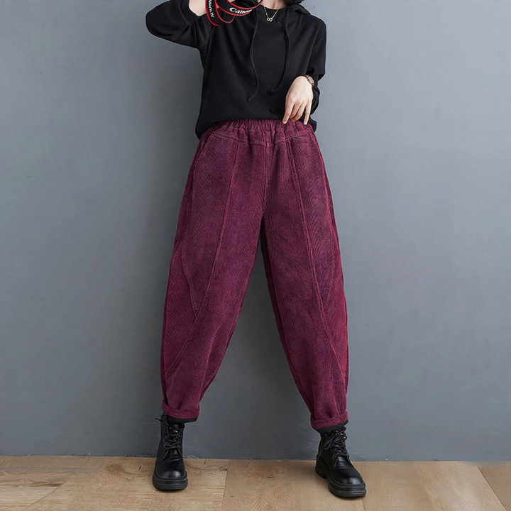 Gefütterte Cord-Karottenhose mit elastischem Bund
