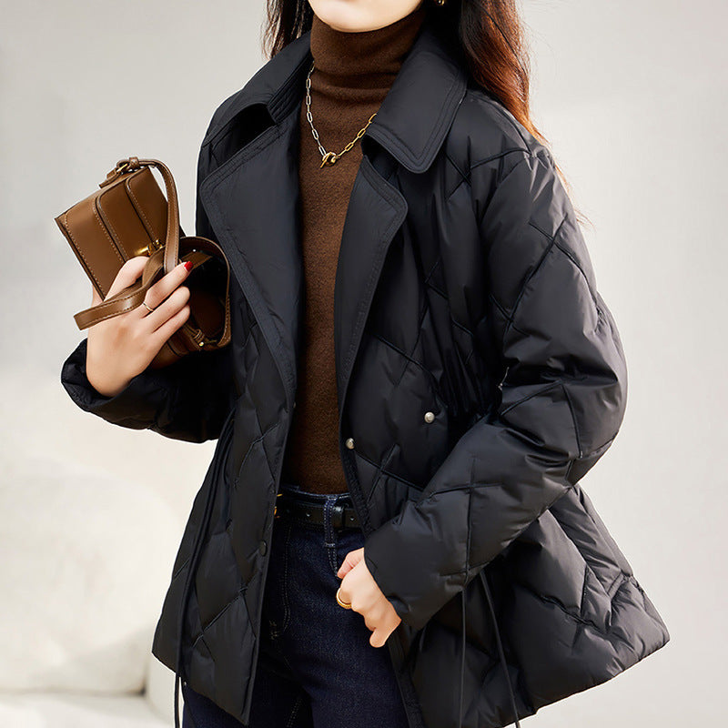 Elegante Daunenjacke mit Reverskragen und Stickerei