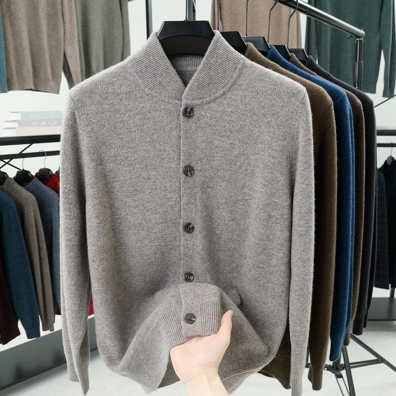Herren-Strickjacke mit Stehkragen und Knöpfen
