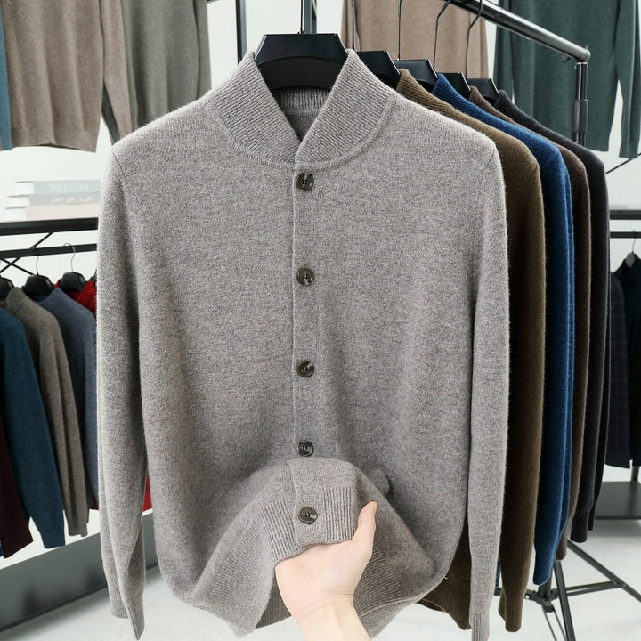 Herren-Strickjacke mit Stehkragen und Knöpfen