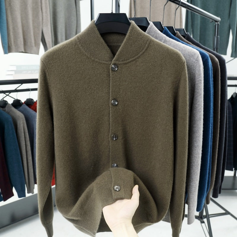 Herren-Strickjacke mit Stehkragen und Knöpfen