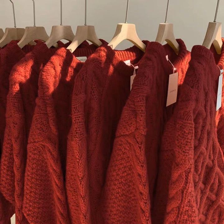 Grober Strickpullover mit Zopfmuster