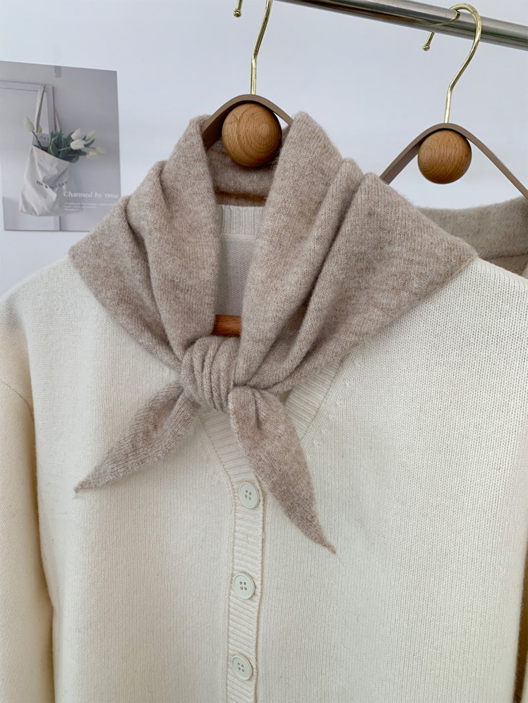 Dreieckiger Strickschal mit Wollanteil