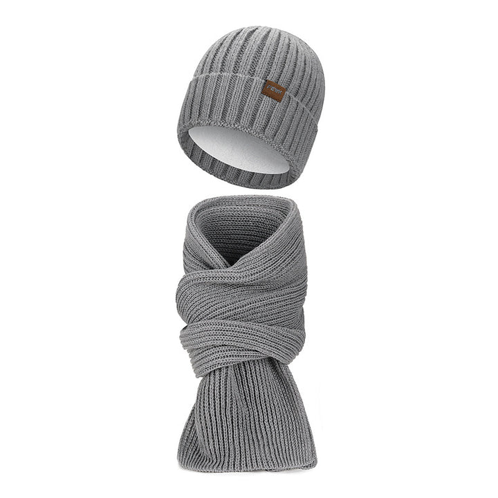 Strickmütze und langer Schal im Set