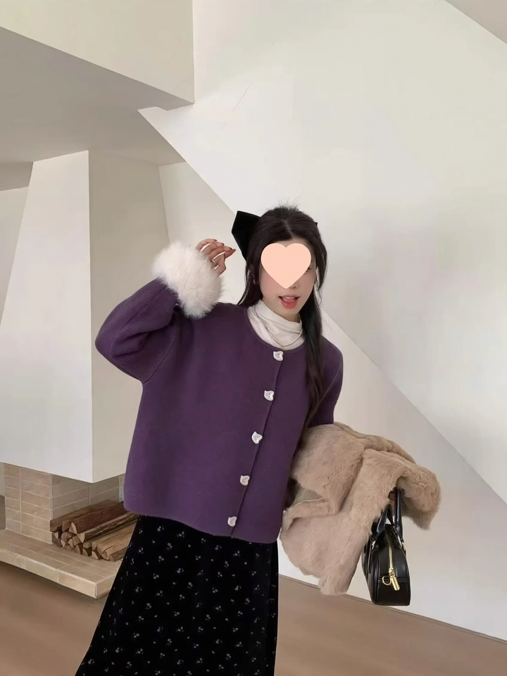 Strickjacke mit Herzknöpfen und flauschigen Ärmeln