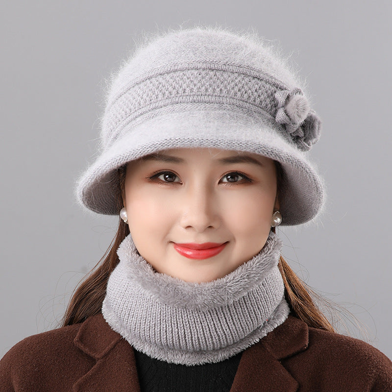 Wärmendes Set aus Strickmütze und Schal