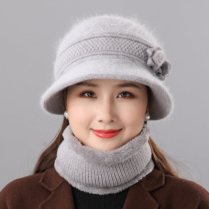 Wärmendes Set aus Strickmütze und Schal