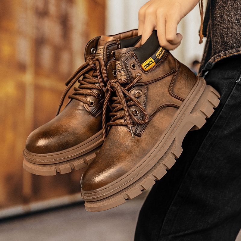 Moderne Herren-Stiefel im englischen Stil