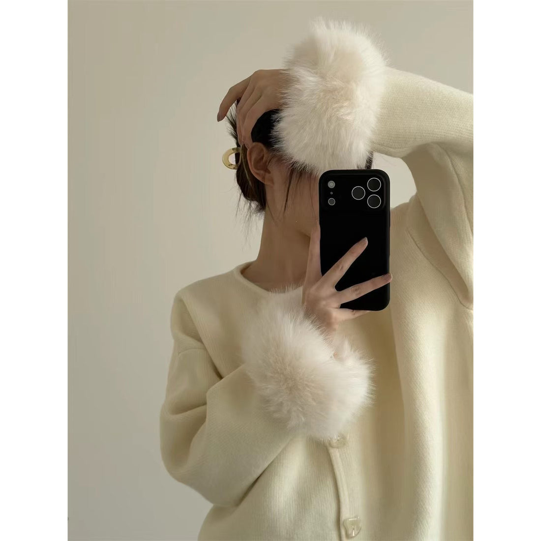 Strickjacke mit Herzknöpfen und flauschigen Ärmeln