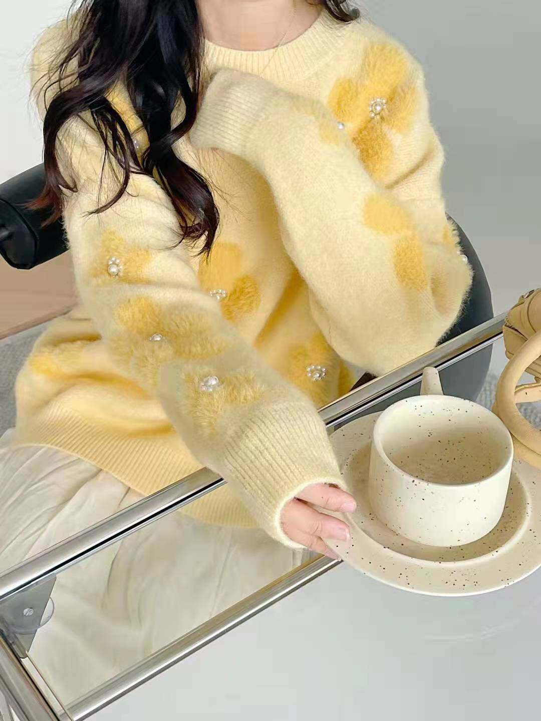 Damen-Strickpullover mit Blumenmuster und Perlenbesatz