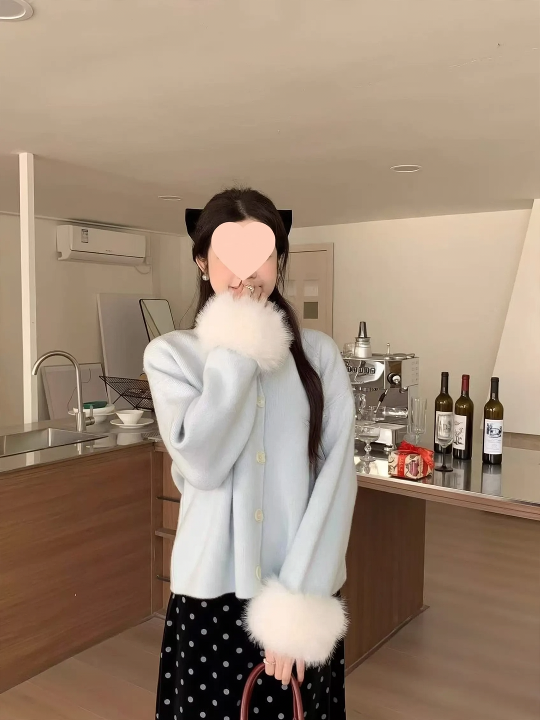 Strickjacke mit Herzknöpfen und flauschigen Ärmeln