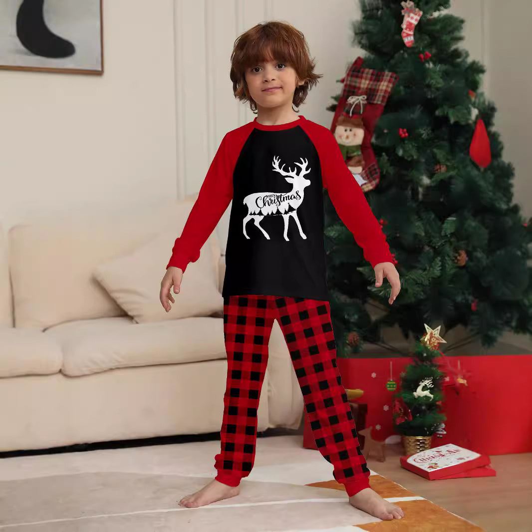 Weihnachtliches Familien-Pyjama-Set, Hirsch- und Karomuster