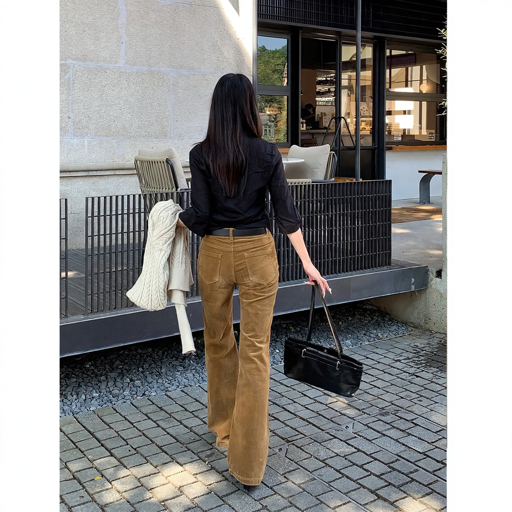 Damen-Cordhose mit ausgestelltem Bein