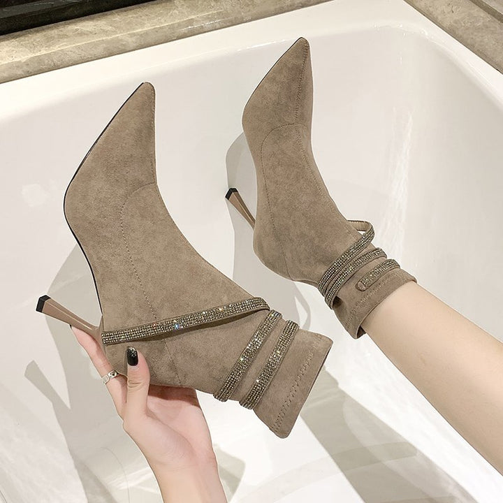 Damen Stiefeletten mit spitzer Zehenpartie, Veloursoptik und funkelnden Strass‑Riemchen Echo Archiv
