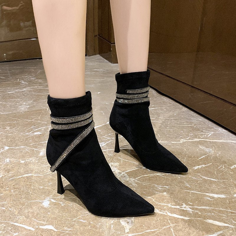 Damen Stiefeletten mit spitzer Zehenpartie, Veloursoptik und funkelnden Strass‑Riemchen Echo Archiv