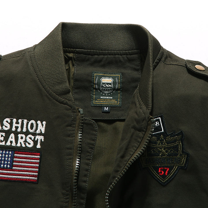 Herren modische Bomberjacke mit dekorativen Patches Echoarchiv