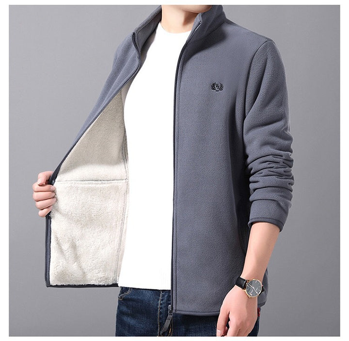 Herren Fleecejacke mit hochgeschlossenem Kragen und praktischen Taschen Echoarchiv