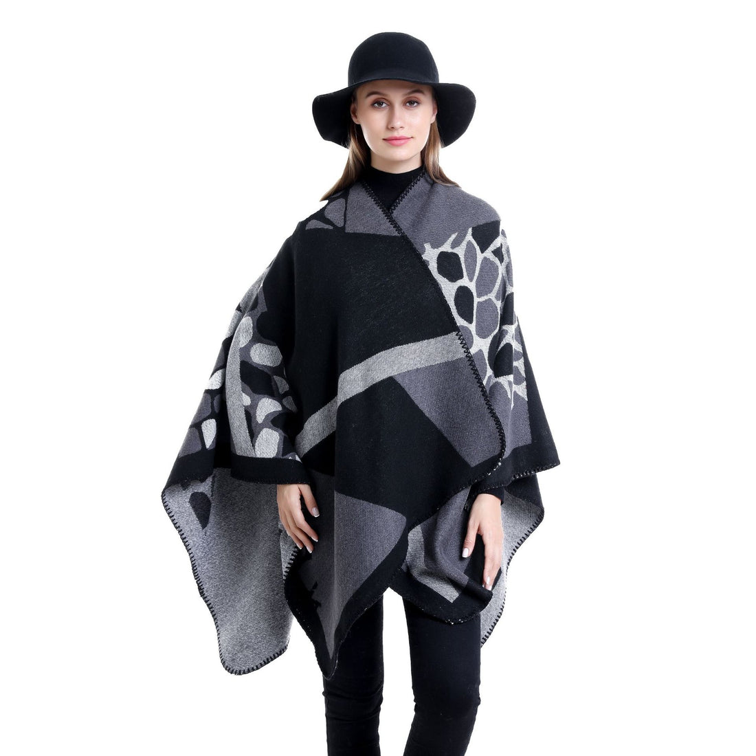 Damen Ruana-Überwurf mit geometrisch-animalischem Jacquard und Ziernaht – Célinea