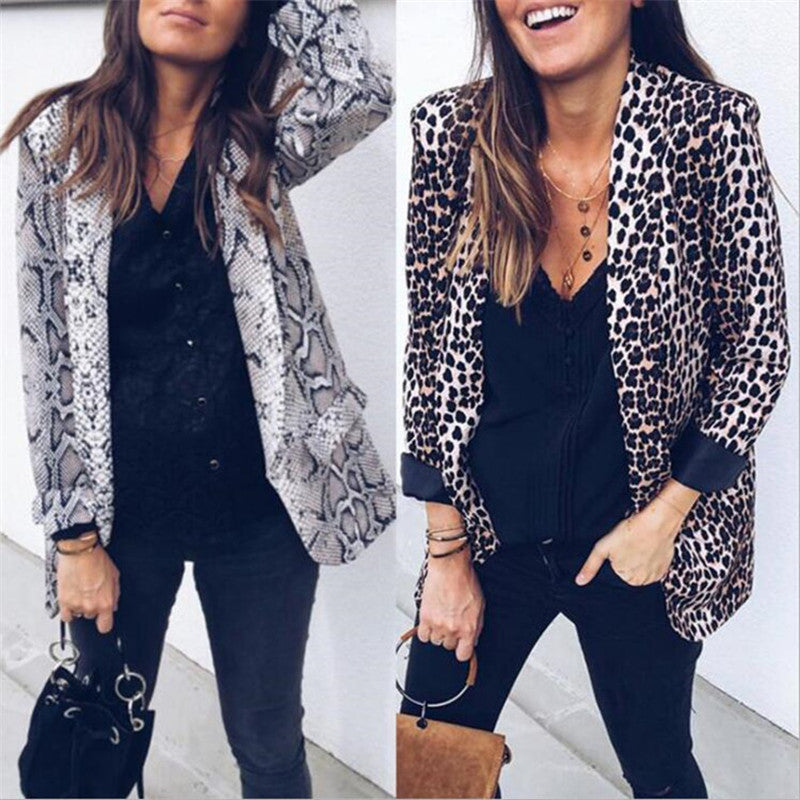 Damen Leichter Longblazer mit Schlangenprint, offener Front und aufgesetzten Taschen Echoarchiv