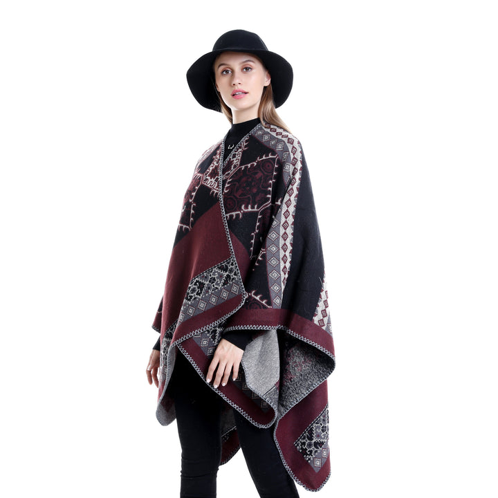 Damen Oversize-Ruana-Poncho aus Jacquardgewebe mit asymmetrischem Zipfelrand und ornamentaler Bordüre – Célinea