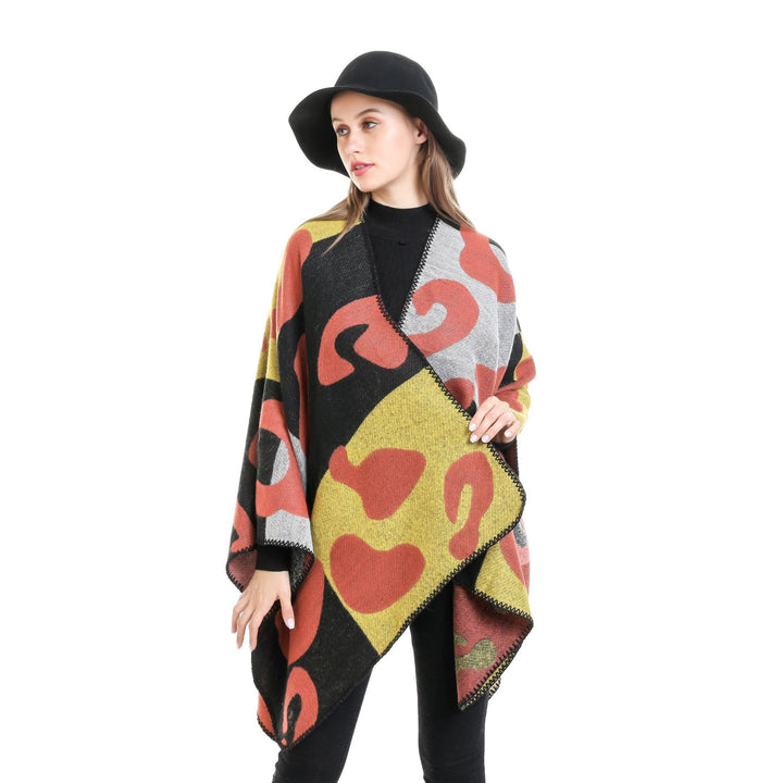 Damen Oversize-Ruana mit abstraktem Grafikjacquard und dekorativer Kettelnaht – Avérine
