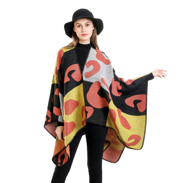 Damen Oversize-Ruana mit abstraktem Grafikjacquard und dekorativer Kettelnaht – Avérine