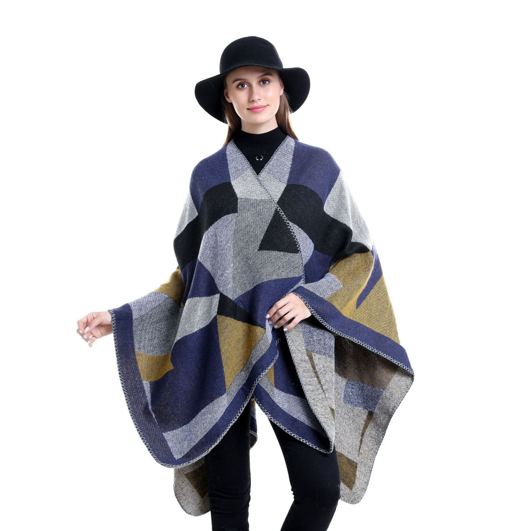 Damen Grobgestrickte Oversize-Ruana mit grafischem Blockmuster und asymmetrischem Zipfelrand Echo Archiv