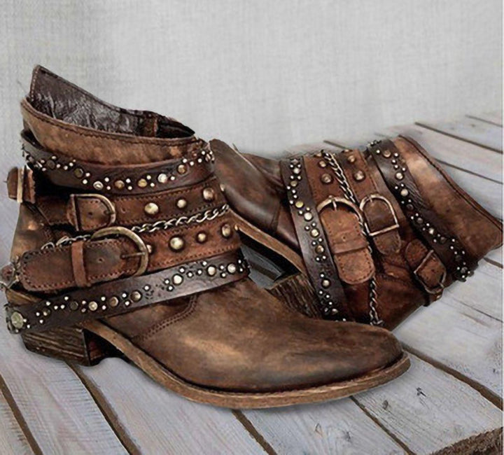 Damen nan knöchelhohe Biker-Stiefelette mit mehreren Nietenriemen, dekorativen Ketten und verstellbaren Schnallen Echo Archiv