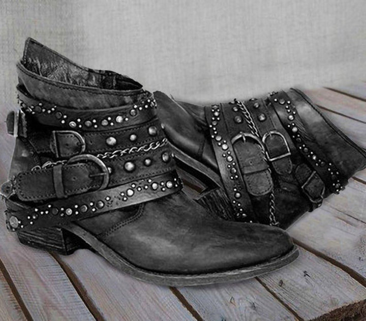 Damen nan knöchelhohe Biker-Stiefelette mit mehreren Nietenriemen, dekorativen Ketten und verstellbaren Schnallen Echo Archiv