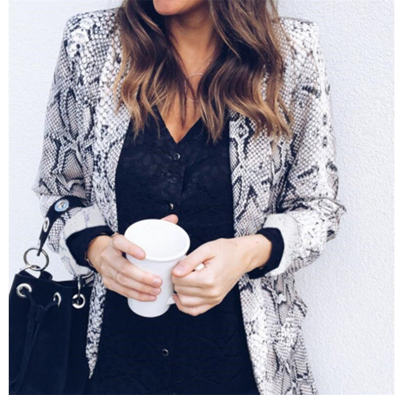 Damen Leichter Longblazer mit Schlangenprint, offener Front und aufgesetzten Taschen Echoarchiv