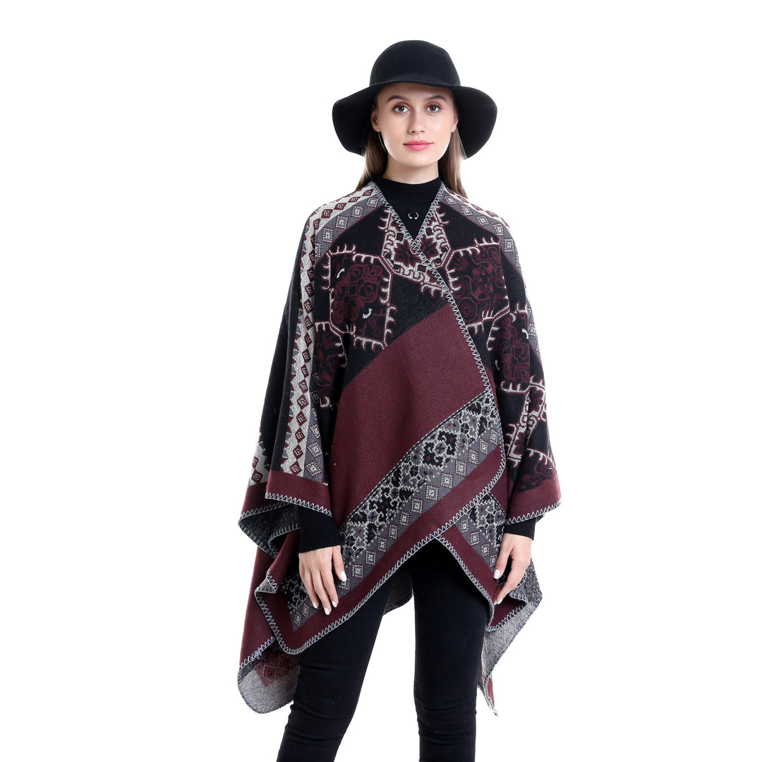 Damen Oversize-Ruana-Poncho aus Jacquardgewebe mit asymmetrischem Zipfelrand und ornamentaler Bordüre – Célinea