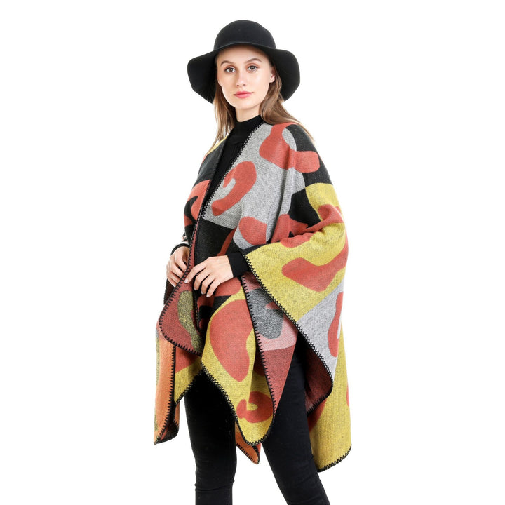 Damen Oversize-Ruana mit abstraktem Grafikjacquard und dekorativer Kettelnaht – Avérine