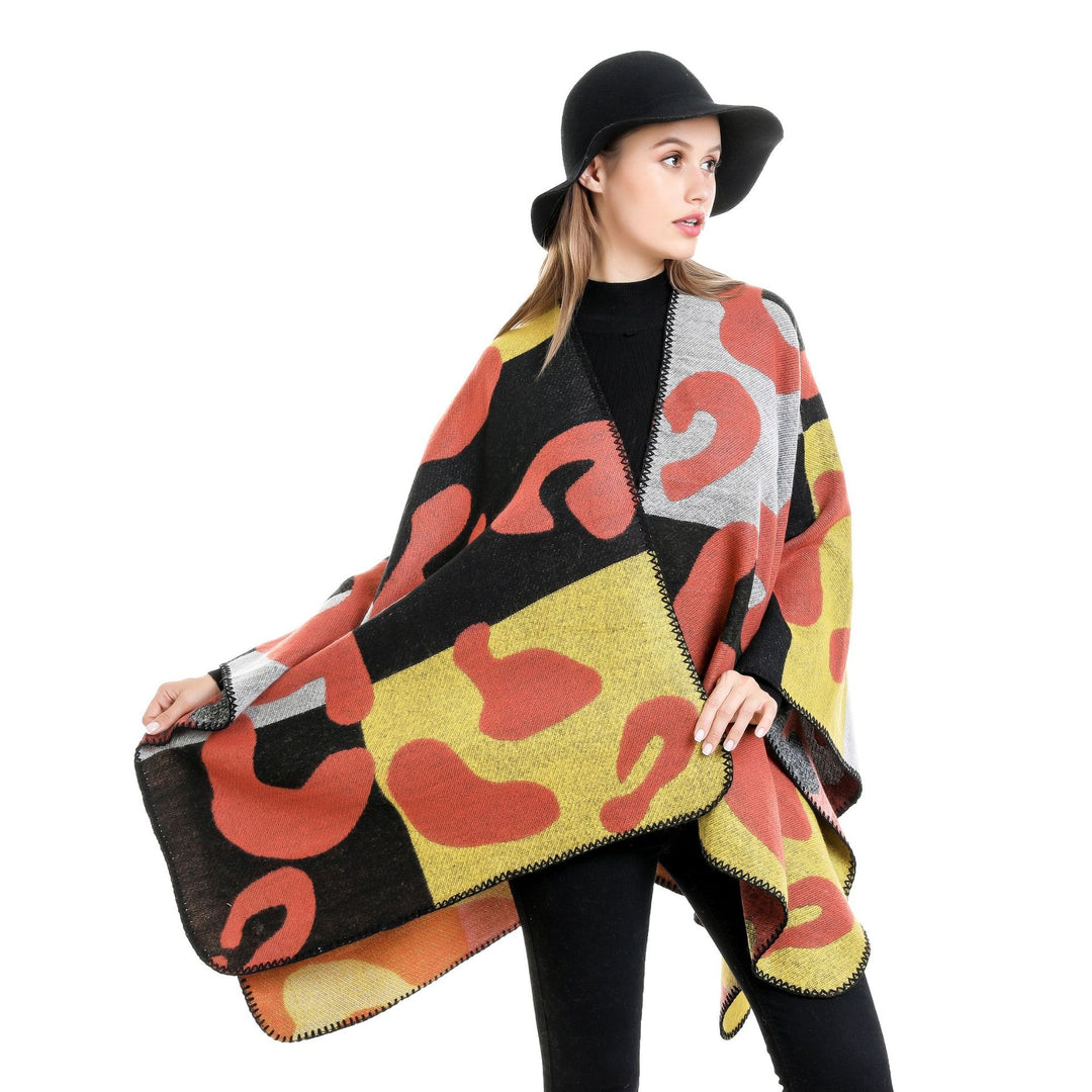 Damen Oversize-Ruana mit abstraktem Grafikjacquard und dekorativer Kettelnaht – Avérine