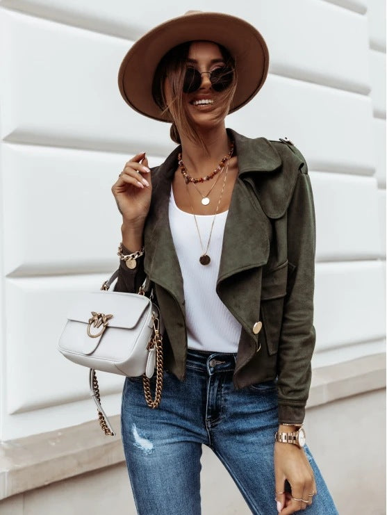 Damen Cropped Velourslederjacke mit weitem Revers und goldenen Zierknöpfen – Célinea