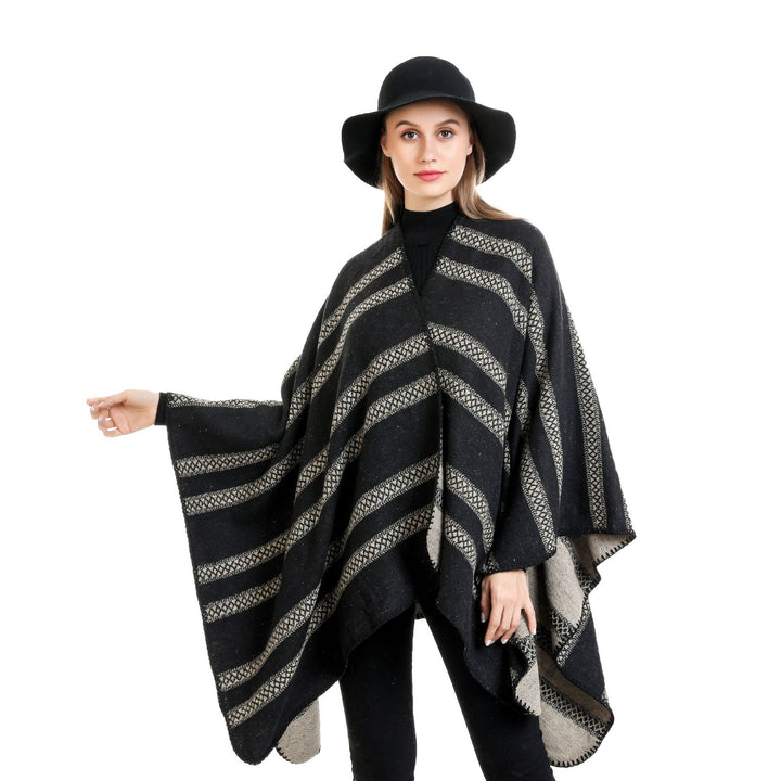 Damen Oversize-Ruana mit grafischen Längs‑Jacquardstreifen und offenem Kimono‑Fall Echo Archiv