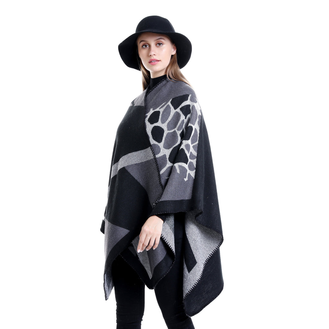 Damen Ruana-Überwurf mit geometrisch-animalischem Jacquard und Ziernaht – Célinea