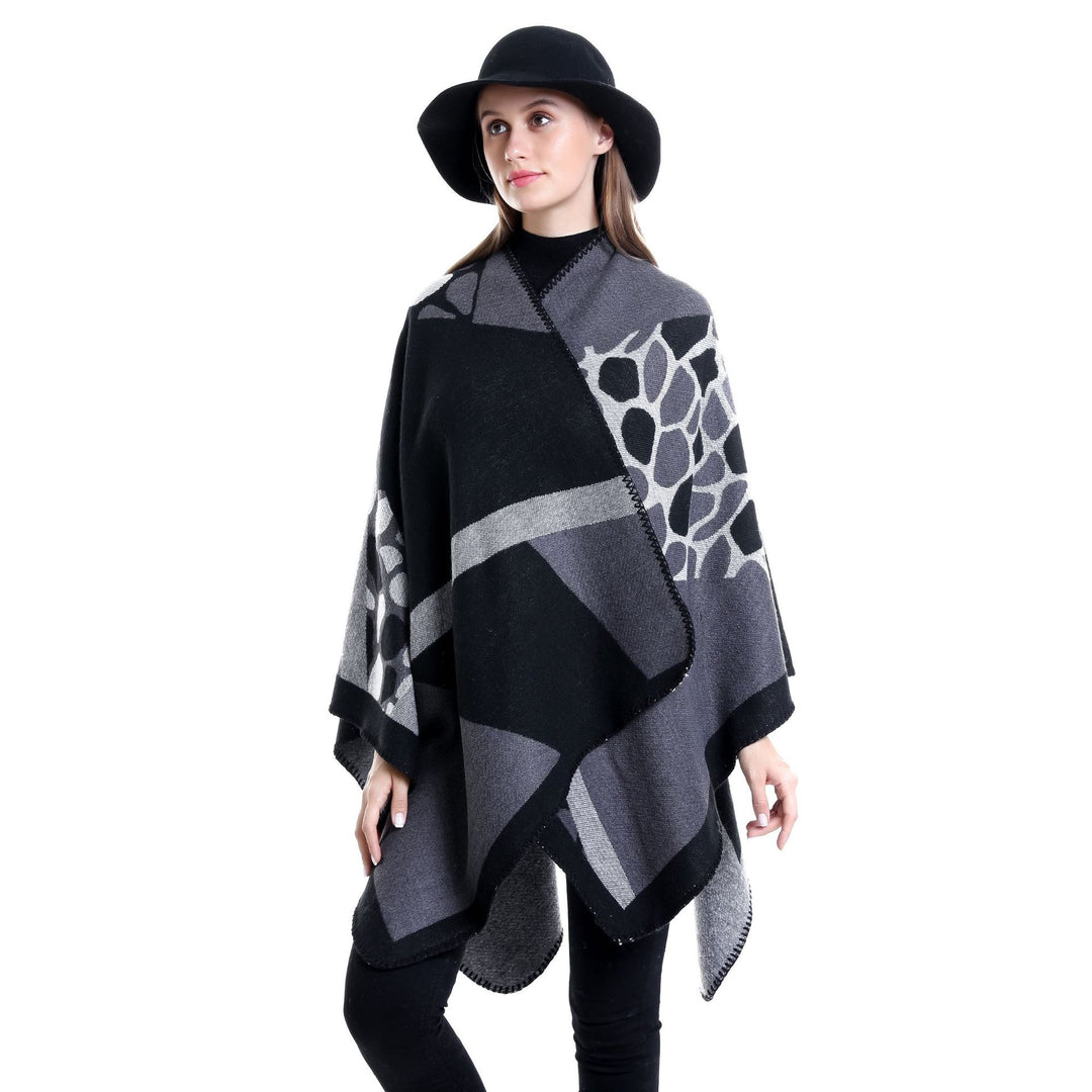 Damen Ruana-Überwurf mit geometrisch-animalischem Jacquard und Ziernaht – Célinea