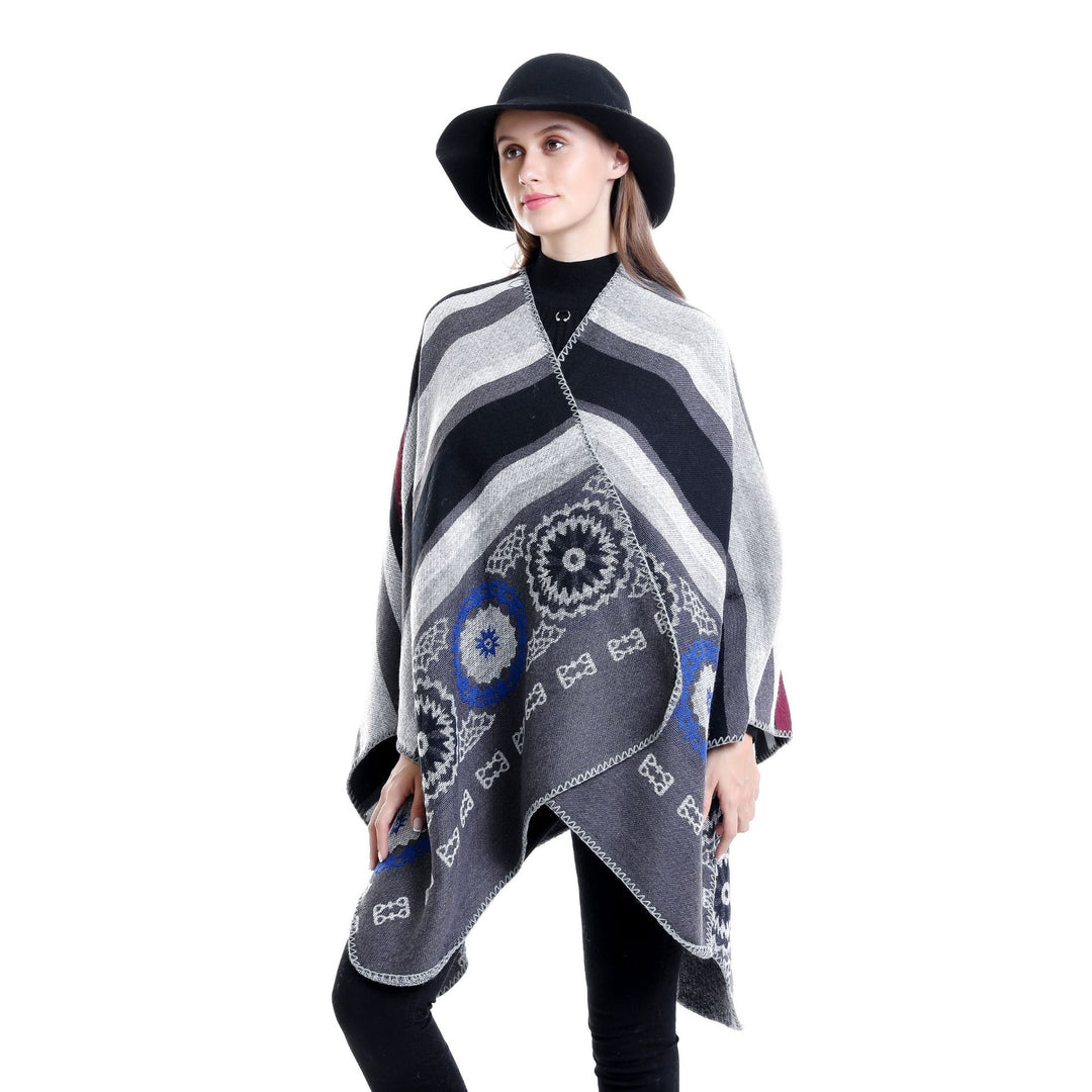 Damen Oversize-Ruana-Poncho mit V-Ausschnitt und ornamentaler Jacquard-Webung – Célinea