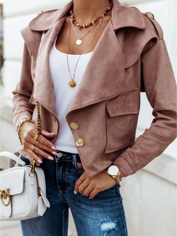 Damen Cropped Velourslederjacke mit weitem Revers und goldenen Zierknöpfen – Célinea