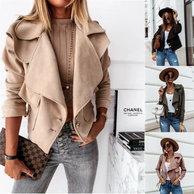 Damen Cropped Velourslederjacke mit weitem Revers und goldenen Zierknöpfen – Célinea