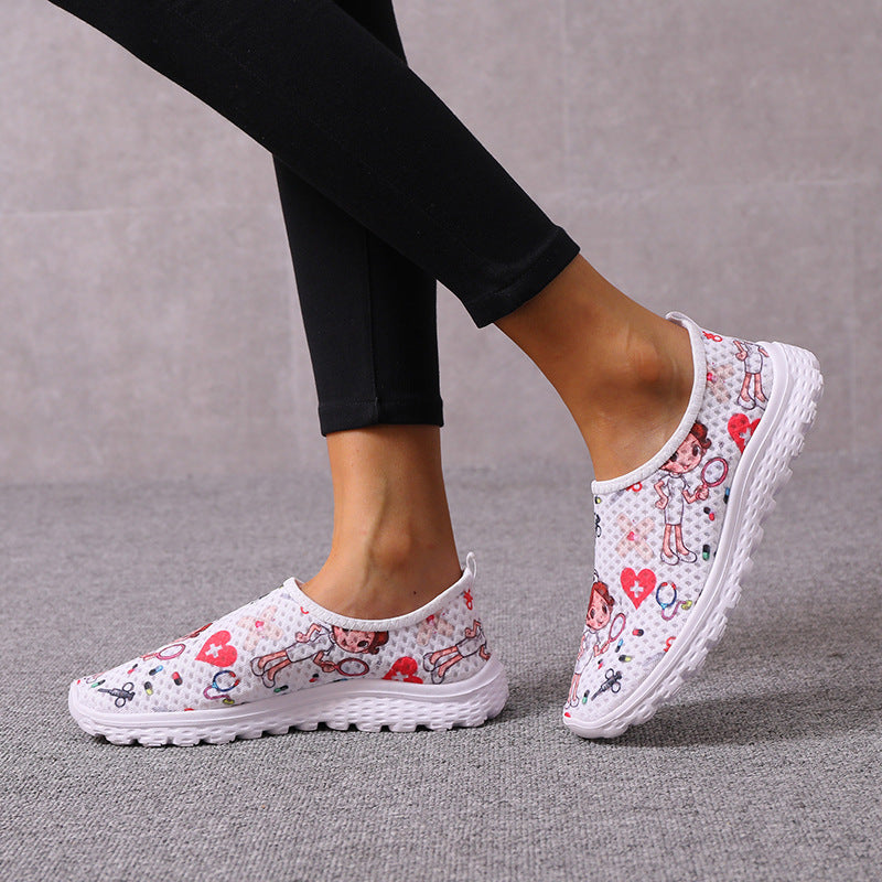 Damen Verspielte Slip-On Sneakers mit medizinischem Cartoon-Print, atmungsaktivem Mesh und gepolsterter Memory-Sohle – Névara