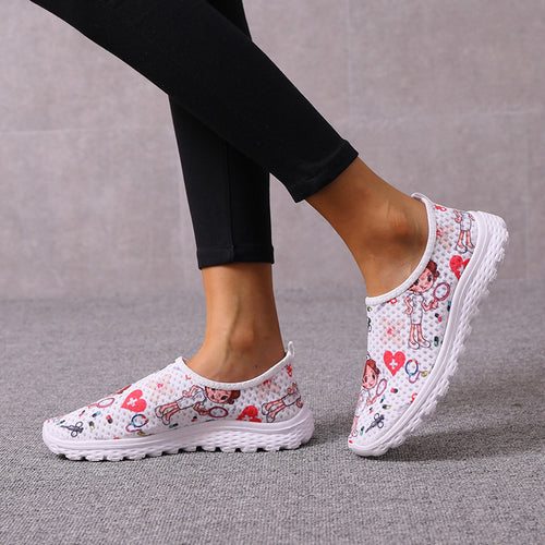 Damen Verspielte Slip-On Sneakers mit medizinischem Cartoon-Print, atmungsaktivem Mesh und gepolsterter Memory-Sohle – Névara