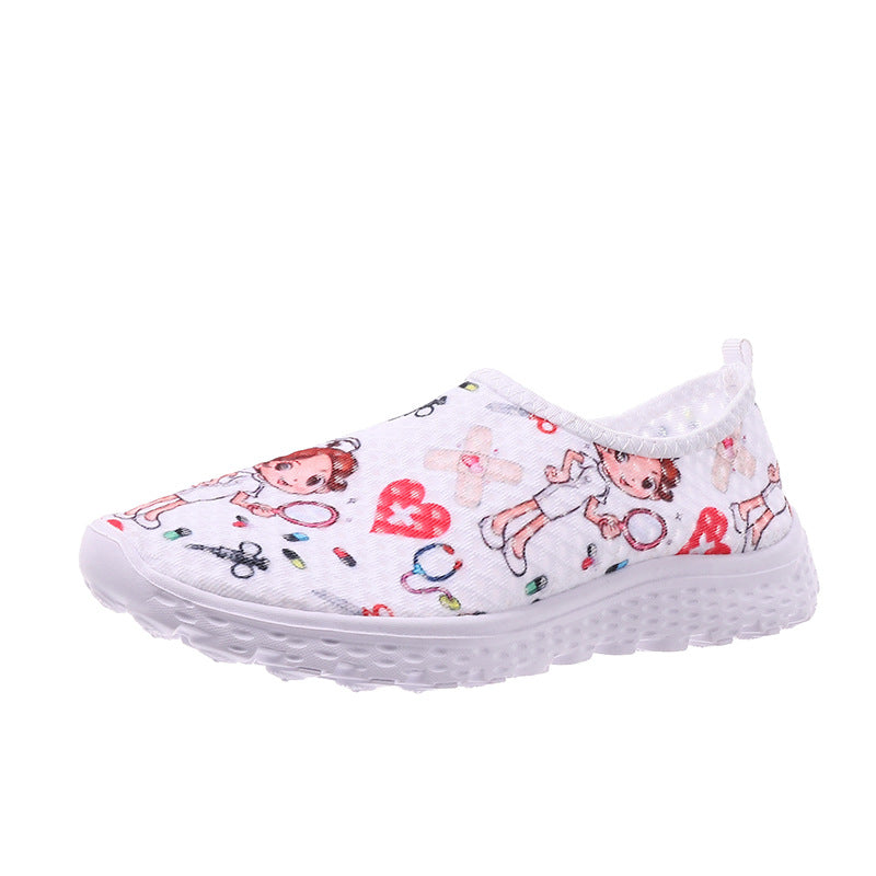 Damen Verspielte Slip-On Sneakers mit medizinischem Cartoon-Print, atmungsaktivem Mesh und gepolsterter Memory-Sohle – Névara