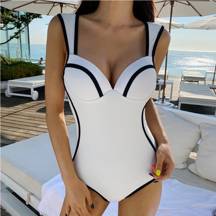 Damen Sportlicher Einteiler Badeanzug mit elegantem Detail Echo Archiv