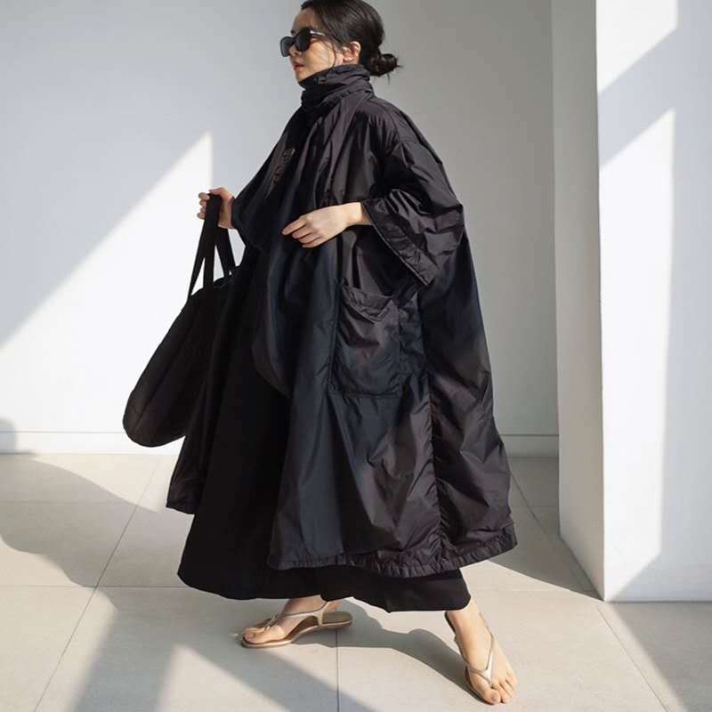 Damen Longline-Parka im leichten Windbreaker-Stil mit innenliegendem Futter, Tunnelzug und Pattentaschen – Célinea